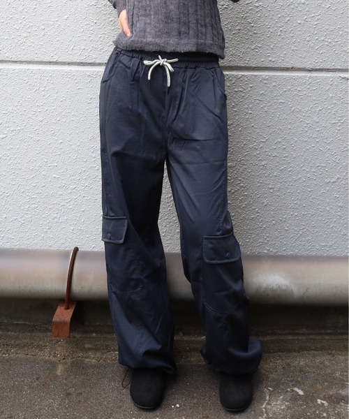 Vini（ヴィニ）の「カーゴワイドスウェットパンツ（カーゴパンツ・レディース・ブラック/アイボリー・MEDIUM）」の2枚目の写真
