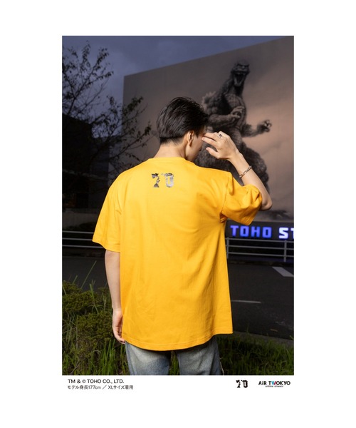 AIR TWOKYO(エアトゥーキョー)の「ゴジラ 70 周年記念 昭和シリーズシーンイラスト T シャツ 1(サンセット)(Tシャツ/カットソー・メンズ・ゴールド・X-LARGE/LARGE/MEDIUM)」の5枚目の写真