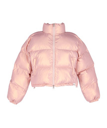 APOSTROPHE COMMA（アポストロフィコンマ）の「バットムラベルポイントグロッシーショートパディング（ピンク）（ダウンジャケット/コート）」