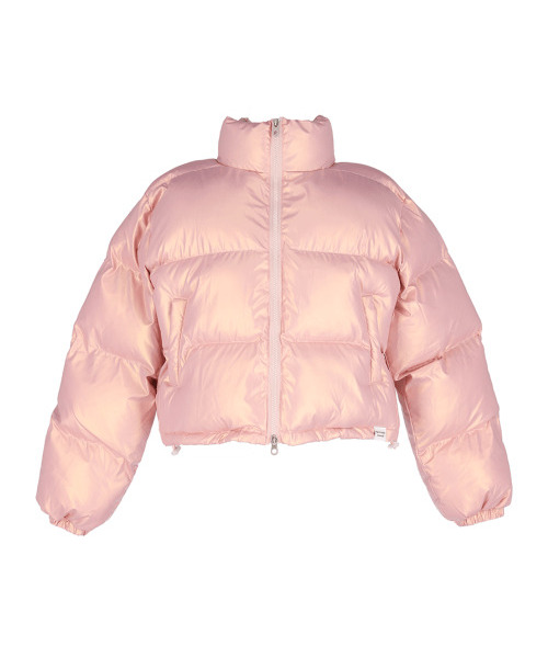 APOSTROPHE COMMA（アポストロフィコンマ）の「バットムラベルポイントグロッシーショートパディング（ピンク）（ダウンジャケット/コート・レディース・その他・LARGE/MEDIUM/SMALL/X-LARGE）」の2枚目の写真