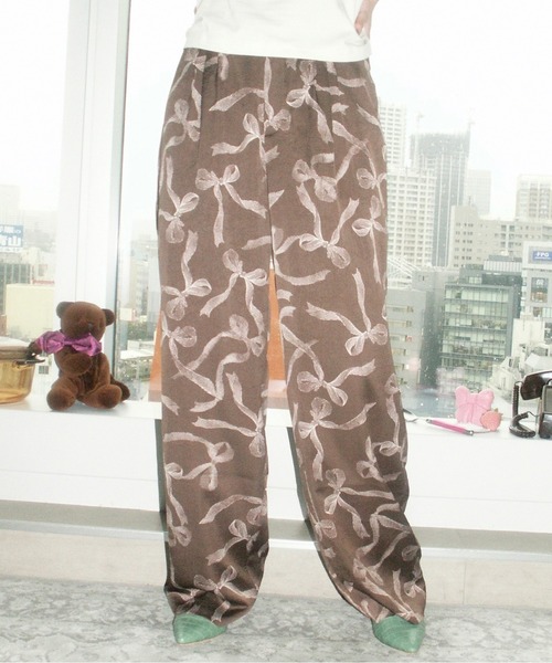 musubore(ムスボレ)の「relax print pants / リラックスパンツ(その他パンツ・レディース・ダークブラウン/ブラウン/ブラック・0/1)」の3枚目の写真