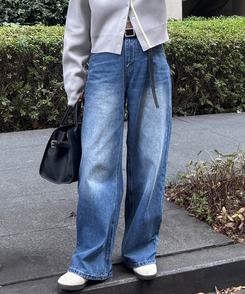 ISOOK（アイスー）の「バックダブルポケットワイドデニム(chiica select) / デニムパンツ デザインデニム ヴィンテージ風 古着風 色褪せ加工 ストレート フルレングス ブルー（デニムパンツ・レディース・ブルー・M/S）」の2枚目の写真