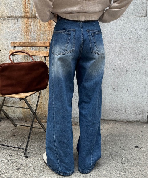 ISOOK（アイスー）の「バックダブルポケットワイドデニム(chiica select) / デニムパンツ デザインデニム ヴィンテージ風 古着風 色褪せ加工 ストレート フルレングス ブルー（デニムパンツ・レディース・ブルー・M/S）」の4枚目の写真