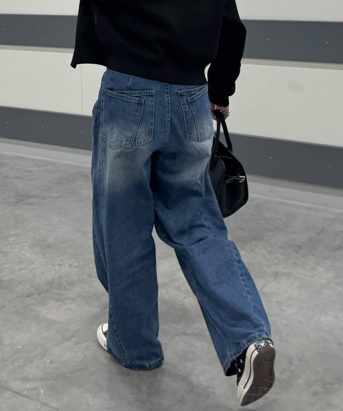 ISOOK（アイスー）の「バックダブルポケットワイドデニム(chiica select) / デニムパンツ デザインデニム ヴィンテージ風 古着風 色褪せ加工 ストレート フルレングス ブルー（デニムパンツ・レディース・ブルー・M/S）」の9枚目の写真