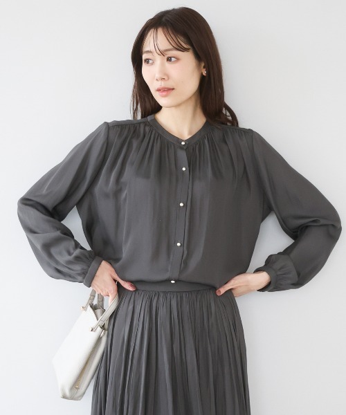 MK MICHEL KLEIN（エムケーミッシェルクラン）の「[瞬美シリーズ/UVカット/接触冷感/洗える]バンドカラーサテンブラウス（シャツ/ブラウス・レディース・ダークグレー/ベージュ/ラベンダー・38）」の2枚目の写真