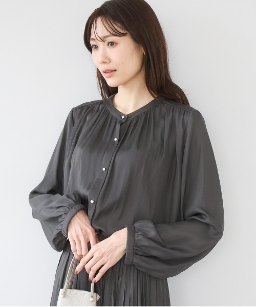 MK MICHEL KLEIN（エムケーミッシェルクラン）の「[瞬美シリーズ/UVカット/接触冷感/洗える]バンドカラーサテンブラウス（シャツ/ブラウス・レディース・ダークグレー/ベージュ/ラベンダー・38）」の8枚目の写真