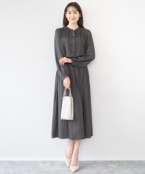 MK MICHEL KLEIN（エムケーミッシェルクラン）の「[瞬美シリーズ/UVカット/接触冷感/洗える]バンドカラーサテンブラウス（シャツ/ブラウス・レディース・ダークグレー/ベージュ/ラベンダー・38）」の9枚目の写真