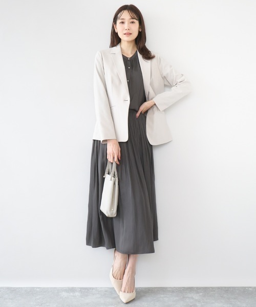 MK MICHEL KLEIN（エムケーミッシェルクラン）の「[瞬美シリーズ/UVカット/接触冷感/洗える]バンドカラーサテンブラウス（シャツ/ブラウス・レディース・ダークグレー/ベージュ/ラベンダー・38）」の13枚目の写真