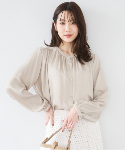 MK MICHEL KLEIN（エムケーミッシェルクラン）の「[瞬美シリーズ/UVカット/接触冷感/洗える]バンドカラーサテンブラウス（シャツ/ブラウス・レディース・ダークグレー/ベージュ/ラベンダー・38）」の15枚目の写真