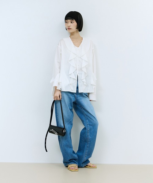 ADAM ET ROPE'(アダムエロペ)の「【WEB限定】オーバーラッフルフリルブラウス(シャツ/ブラウス・レディース・ブラウン/ホワイト/ブルー・FREE)」の4枚目の写真