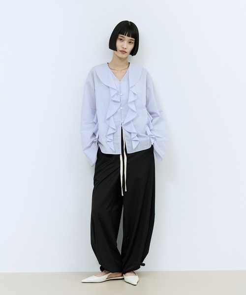ADAM ET ROPE'(アダムエロペ)の「【WEB限定】オーバーラッフルフリルブラウス(シャツ/ブラウス・レディース・ブラウン/ホワイト/ブルー・FREE)」の5枚目の写真