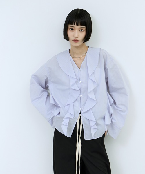 ADAM ET ROPE'(アダムエロペ)の「【WEB限定】オーバーラッフルフリルブラウス(シャツ/ブラウス・レディース・ブラウン/ホワイト/ブルー・FREE)」の7枚目の写真