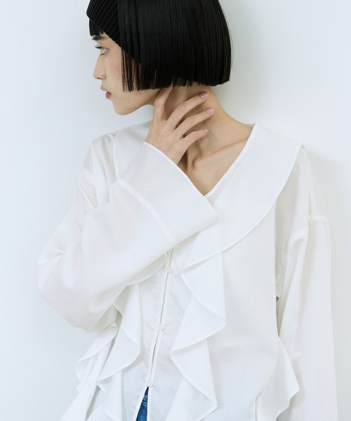 ADAM ET ROPE'(アダムエロペ)の「【WEB限定】オーバーラッフルフリルブラウス(シャツ/ブラウス・レディース・ブラウン/ホワイト/ブルー・FREE)」の14枚目の写真