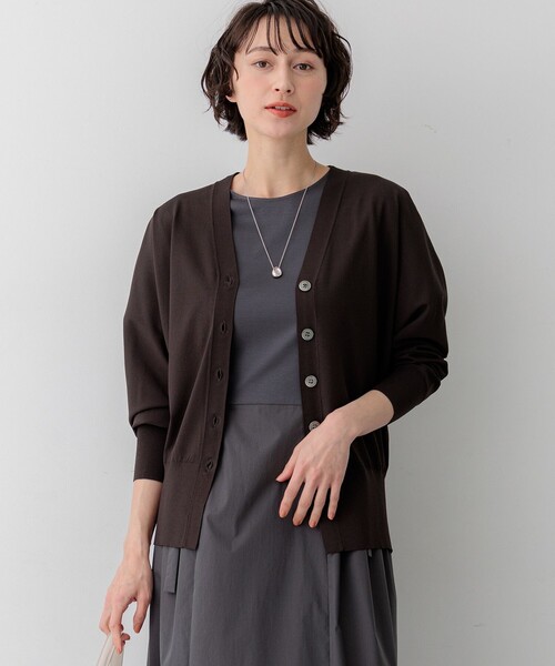 23区（ニジュウサンク）の「レーヨンポリエステルストレッチ Vネック カーディガン（カーディガン/ボレロ・レディース・ネイビー系/ホワイト系/ピンク系/スカイブルー系/ダークブラウン系・38）」の2枚目の写真