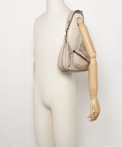 Guess(ゲス)の「JESSA Shoulder Bag ショルダーバッグ(ショルダーバッグ・レディース・ライトベージュ/ブラック・ONE SIZE)」の17枚目の写真