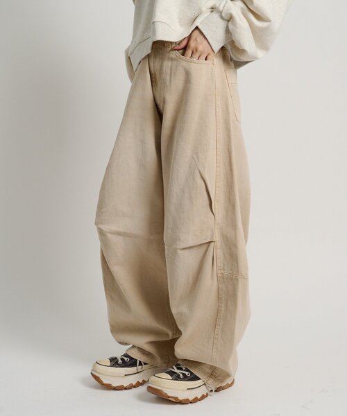 w closet(ダブルクローゼット)の「タックボリュームデニム(デニムパンツ・レディース・ベージュ/ブルー/ブラック・MEDIUM/SMALL)」の2枚目の写真