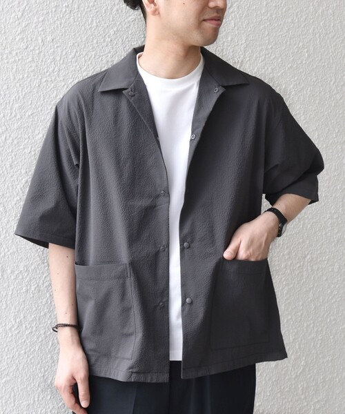 SHIPS any(シップス エニィ)の「SHIPS any:〈撥水/軽量/ストレッチ〉SOLOTEX(R) シアサッカー キャンプポケット シャツ◇(シャツ/ブラウス・メンズ・チャコールグレー/ブラック/ダークブルー/ネイビー/キャメル・SMALL/LARGE/MEDIUM)」の1枚目の写真