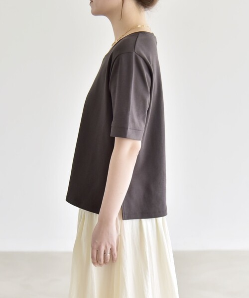 quaranciel(カランシエル)の「quaranciel:〈接触冷感/汗染み防止加工/洗濯機可能〉ベーシック コンパクト TEE(Tシャツ/カットソー・レディース・ブルー/ライトブルー/ブラック/ホワイト/グレー系その他・38/40)」の16枚目の写真