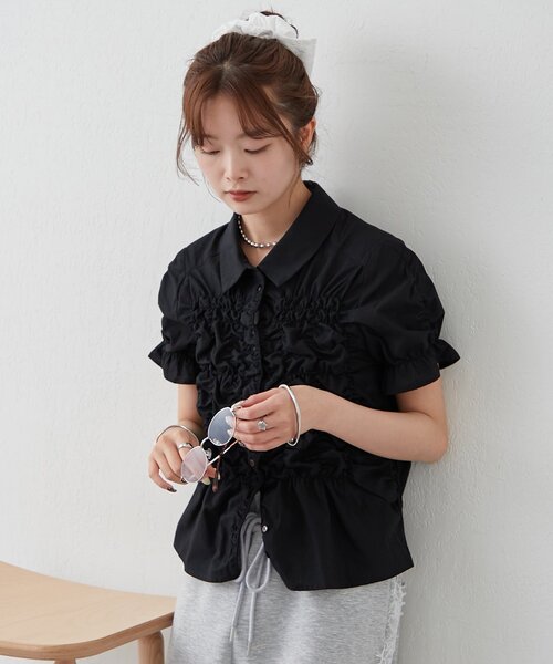 mystic(ミスティック)の「シャーリングシェイプシャツ(シャツ/ブラウス・レディース・ブラック/オフホワイト/アイボリー/ブルー・FREE)」の4枚目の写真