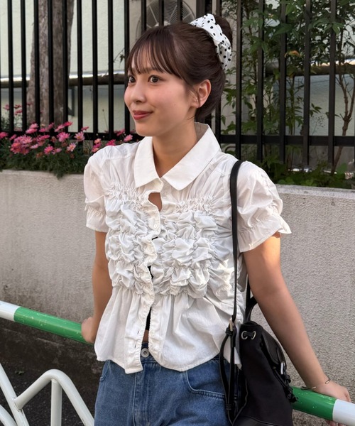mystic（ミスティック）の「《＠___s_m17 セレクト/IVO》シャーリングシェイプシャツ（シャツ/ブラウス・レディース・ブラック/オフホワイト/アイボリー/ブルー・FREE）」の2枚目の写真