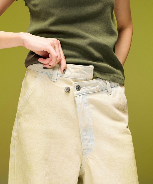 X-girl(エックスガール)の「EMBLEM POCKET ASYMMETRIC WAIST DENIM PANTS(デニムパンツ・レディース・ホワイト/インディゴブルー・S/M)」の3枚目の写真