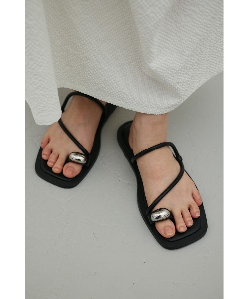 STYLEMIXER（スタイルミキサー）の「メタルモチーフフラットサンダル（サンダル・レディース・ベージュ/ブラック・SMALL/MEDIUM/LARGE）」の2枚目の写真