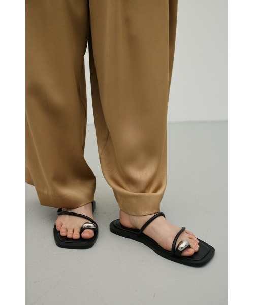STYLEMIXER（スタイルミキサー）の「メタルモチーフフラットサンダル（サンダル・レディース・ベージュ/ブラック・SMALL/MEDIUM/LARGE）」の6枚目の写真