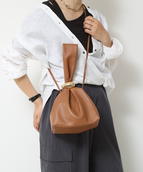 NOLLEY’S(ノーリーズ)の「【林(mayumi_nol)別注】MARUMI BAG(ショルダーバッグ・レディース・キャメル/ブラック・FREE)」の12枚目の写真