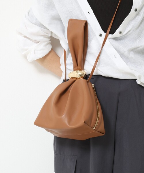NOLLEY’S(ノーリーズ)の「【林(mayumi_nol)別注】MARUMI BAG(ショルダーバッグ・レディース・キャメル/ブラック・FREE)」の13枚目の写真