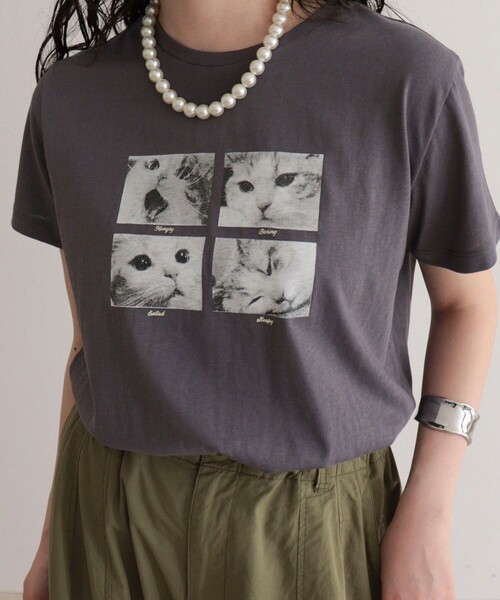 fredy emue(フレディエミュ)の「刺しゅう入りCAT PHOTO Tシャツ(Tシャツ/カットソー・レディース・ライトグレー/オフホワイト/チャコールグレー・38)」の2枚目の写真