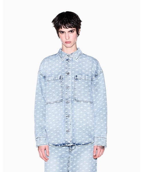 ARMANI EXCHANGE(アルマーニエクスチェンジ)の「【A|X アルマーニ エクスチェンジ】オールオーバーロゴ デニムシャツ(シャツ/ブラウス・レディース・ブルー・X-SMALL/X-LARGE/SMALL/MEDIUM/LARGE)」の1枚目の写真