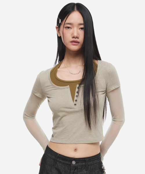 DNSR(ディーエヌエスアール)の「(W) レイヤードヘンリーネックロングスリーブオリーブ(Tシャツ/カットソー・レディース・その他・OS)」の2枚目の写真