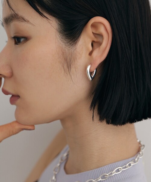 COCOSHNIK ONKITSCH(ココシュニックオンキッチュ)の「シルバー ハギーフープ ドロップピアス(ピアス(両耳用)・レディース・シルバー・00)」の9枚目の写真