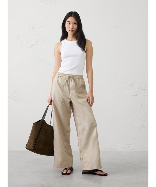 BANANA REPUBLIC FACTORY STORE(バナナリパブリック ファクトリーストア)の「BANANA REPUBLIC FACTORY STORE ワイドレッグミッドライズユーティリティペインターツイルプルオンパンツ(その他パンツ・レディース・その他1/その他/オリーブ・XS/S/M/L)」の9枚目の写真