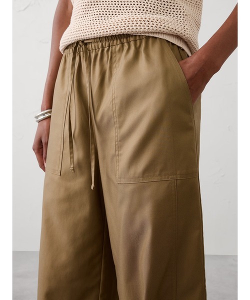BANANA REPUBLIC FACTORY STORE(バナナリパブリック ファクトリーストア)の「BANANA REPUBLIC FACTORY STORE ワイドレッグミッドライズユーティリティペインターツイルプルオンパンツ(その他パンツ・レディース・その他1/その他/オリーブ・XS/S/M/L)」の7枚目の写真