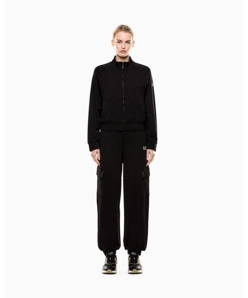 EMPORIO ARMANI EA7（エンポリオアルマーニイーエーセブン）の「<オンライン限定>【エンポリオ アルマーニ EA7】トラックスーツ ストレッチコットン カーゴパンツタイプ（セットアップ・レディース・ブラック/カーキ・X-SMALL/SMALL/LARGE/MEDIUM）」の2枚目の写真
