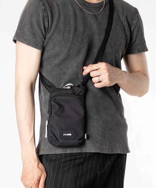 pacsafe(パックセーフ)の「【Pacsafe / パックセーフ】Pacsafe GO Tech Crossbody / テック クロスボディ ショルダーバッグ 防犯機能(ショルダーバッグ・メンズ・ブラック・FREE)」の1枚目の写真