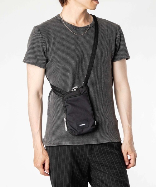pacsafe(パックセーフ)の「【Pacsafe / パックセーフ】Pacsafe GO Tech Crossbody / テック クロスボディ ショルダーバッグ 防犯機能(ショルダーバッグ・メンズ・ブラック・FREE)」の2枚目の写真