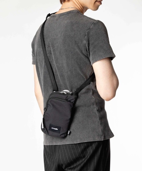 pacsafe(パックセーフ)の「【Pacsafe / パックセーフ】Pacsafe GO Tech Crossbody / テック クロスボディ ショルダーバッグ 防犯機能(ショルダーバッグ・メンズ・ブラック・FREE)」の3枚目の写真
