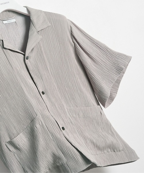 STUDIOUS(ステュディオス)の「【STUDIOUS】Silky Pleats Open Shirts / シルキープリーツオープンシャツ / 伸縮素材 / 接触冷感(シャツ/ブラウス・メンズ・グレイッシュベージュ/ブラック/ブルー・2/1)」の3枚目の写真