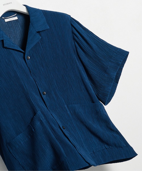 STUDIOUS(ステュディオス)の「【STUDIOUS】Silky Pleats Open Shirts / シルキープリーツオープンシャツ / 伸縮素材 / 接触冷感(シャツ/ブラウス・メンズ・グレイッシュベージュ/ブラック/ブルー・2/1)」の1枚目の写真