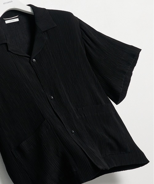 STUDIOUS(ステュディオス)の「【STUDIOUS】Silky Pleats Open Shirts / シルキープリーツオープンシャツ / 伸縮素材 / 接触冷感(シャツ/ブラウス・メンズ・グレイッシュベージュ/ブラック/ブルー・2/1)」の2枚目の写真