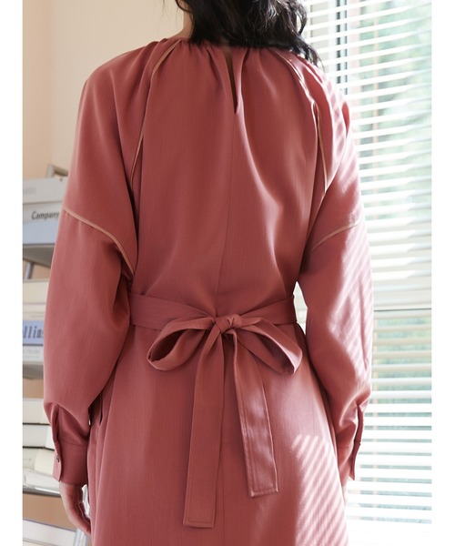 Sew loop(ソーループ)の「パイピングディテールベルト付き長袖ギャザーワンピース(ワンピース・レディース・ベージュ/ブラック/梅・FREE)」の17枚目の写真