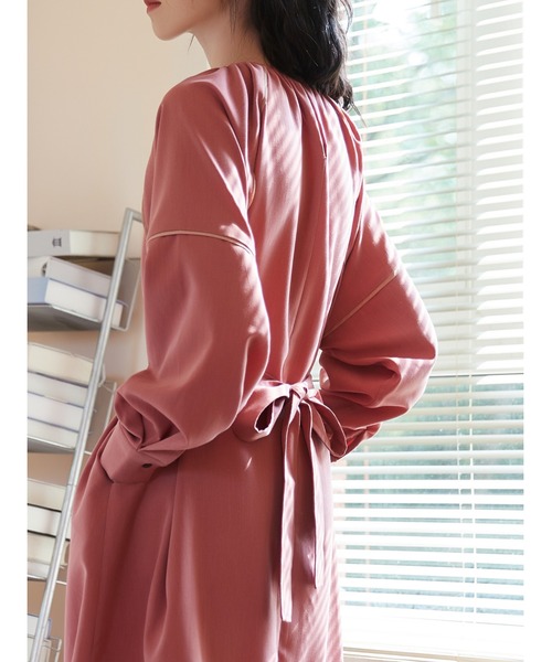 Sew loop(ソーループ)の「パイピングディテールベルト付き長袖ギャザーワンピース(ワンピース・レディース・ベージュ/ブラック/梅・FREE)」の18枚目の写真