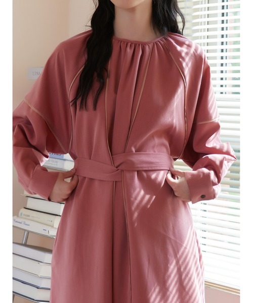 Sew loop(ソーループ)の「パイピングディテールベルト付き長袖ギャザーワンピース(ワンピース・レディース・ベージュ/ブラック/梅・FREE)」の19枚目の写真