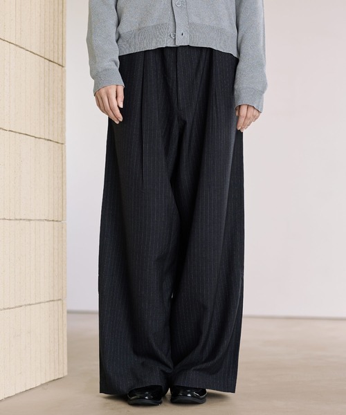 ROCHEM（ローシェン）の「1タックワイドストレートストライプスラックス（スラックス・メンズ・グレー系1/ブラック系1・L/XS/M/S）」の4枚目の写真