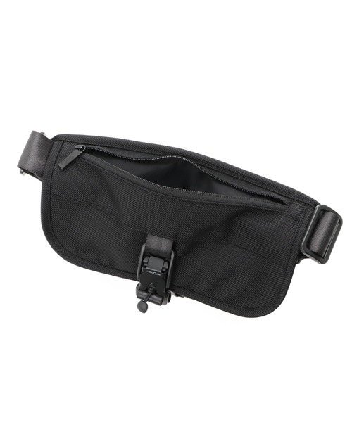 Manhattan Portage BLACK LABEL(マンハッタンポーテージ ブラックレーベル)の「NYLON MESSENGER BAG (XS) FZP FIDLOCK V-BUCKLE CORDURA BALLISTIC FABRIC(メッセンジャーバッグ・メンズ・ブラック・X-SMALL)」の7枚目の写真