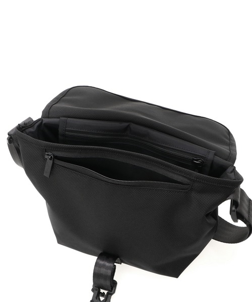 Manhattan Portage BLACK LABEL(マンハッタンポーテージ ブラックレーベル)の「NYLON MESSENGER BAG (XS) FZP FIDLOCK V-BUCKLE CORDURA BALLISTIC FABRIC(メッセンジャーバッグ・メンズ・ブラック・X-SMALL)」の9枚目の写真