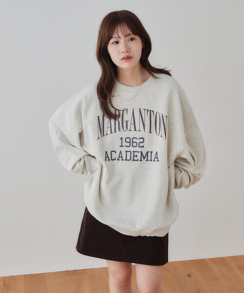 DISCOAT(ディスコート)の「【Enlude】ヒビワレカレッジロゴスウェット《WEB限定カラーあり》(Tシャツ/カットソー・レディース・レッド/ダークグリーン/ベージュ/ライトベージュ/ブラウン・FREE)」の2枚目の写真