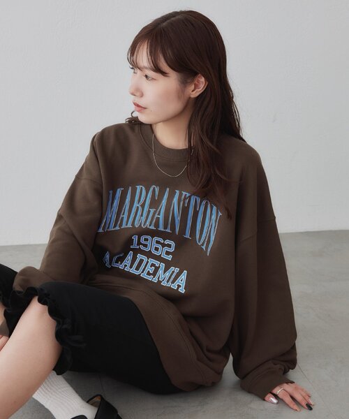 DISCOAT(ディスコート)の「【Enlude】ヒビワレカレッジロゴスウェット《WEB限定カラーあり》(Tシャツ/カットソー・レディース・レッド/ダークグリーン/ベージュ/ライトベージュ/ブラウン・FREE)」の1枚目の写真
